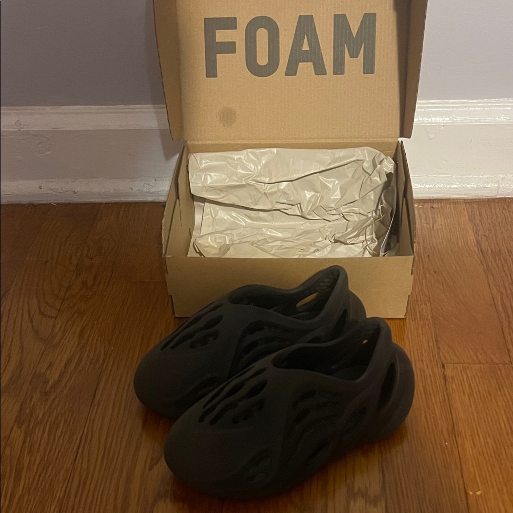 Toddler Yeezy “Onyx” Foamrunners Size 9c